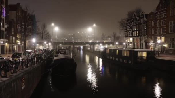 アムステルダム市の有名な運河や堤防。街並や伝統的なオランダ建築の一般的なビュー。HD Time Lapse 2 in 1. — ストック動画