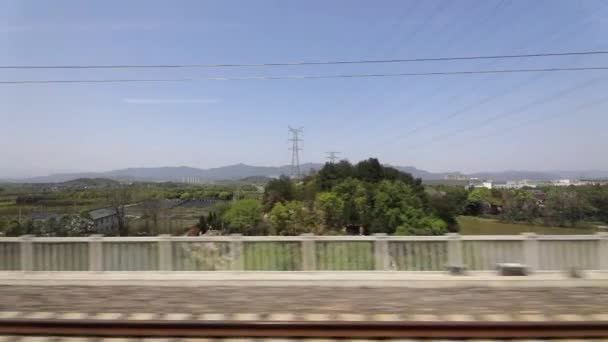단행 열차를 타고 중국의 여러 지역을 창문으로 바라본다. 느린 동작의 발자국. — 비디오