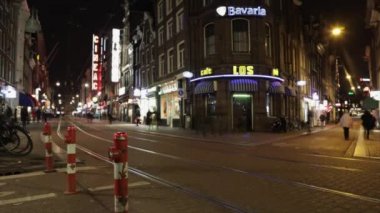 Amsterdam 'ın hareketli turistlerle ve çeşitli taşımacılıklarla dolu genel manzarası. 1 'de HD Zaman Hızı 2.