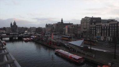 Amsterdam 'ın ünlü kanalları ve setleri. Şehir manzarası ve geleneksel Hollanda mimarisinin genel görünümü. 1 'de HD Zaman Hızı 2.