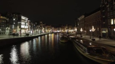 Amsterdam 'ın ünlü kanalları ve setleri. Şehir manzarası ve geleneksel Hollanda mimarisinin genel görünümü. 1 'de HD Zaman Hızı 2.