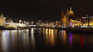 Amsterdam 'ın ünlü kanalları ve setleri. Şehir manzarası ve geleneksel Hollanda mimarisinin genel görünümü. 1 'de HD Zaman Hızı 2.