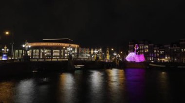 Amsterdam 'ın ünlü kanalları ve setleri. Şehir manzarası ve geleneksel Hollanda mimarisinin genel görünümü. 1 'de HD Zaman Hızı 2.