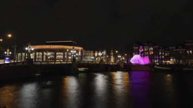 Amsterdam 'ın ünlü kanalları ve setleri. Şehir manzarası ve geleneksel Hollanda mimarisinin genel görünümü. 1 'de Hd Zaman Sürati 3.
