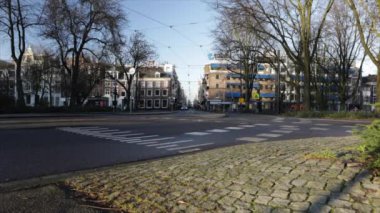 Amsterdam 'ın hareketli turistlerle ve çeşitli taşımacılıklarla dolu genel manzarası. 1 'de HD Zaman Hızı 2.