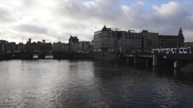 Amsterdam 'ın ünlü kanalları ve setleri. Şehir manzarası ve geleneksel Hollanda mimarisinin genel görünümü. 1 'de HD Zaman Hızı 2.