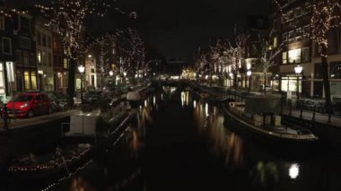 Amsterdam 'ın ünlü kanalları ve setleri. Şehir manzarası ve geleneksel Hollanda mimarisinin genel görünümü. 1 'de Hd Zaman Sürati 3.