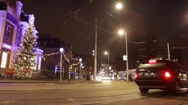 Общий вид Амстердама с движущимися туристами и различными видами транспорта. HD Time Lapse 2 в 1 . — стоковое видео