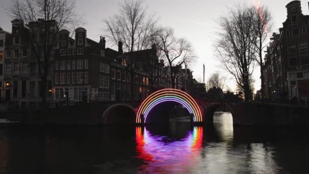 Berühmte Kanäle und Dämme der Stadt Amsterdam. Gesamtübersicht des Stadtbildes und der traditionellen niederländischen Architektur. Zeitraffer 2 in 1. — Stockvideo