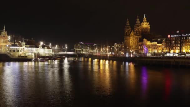 Berühmte Kanäle und Dämme der Stadt Amsterdam. Gesamtübersicht des Stadtbildes und der traditionellen niederländischen Architektur. Zeitraffer 2 in 1. — Stockvideo