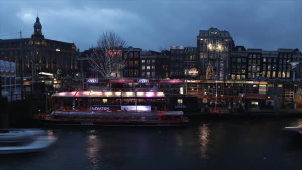 Slavné kanály a nábřeží Amsterdamu. Obecný pohled na město a tradiční nizozemskou architekturu. HD Time Lapse 2 in 1. — Stock video