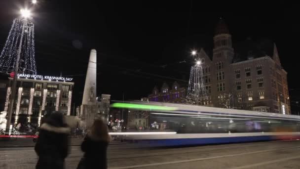 Algemeen zicht op de stad Amsterdam met bewegende toeristen en diverse vervoersmogelijkheden. HD Time Lapse 2 in 1. — Stockvideo