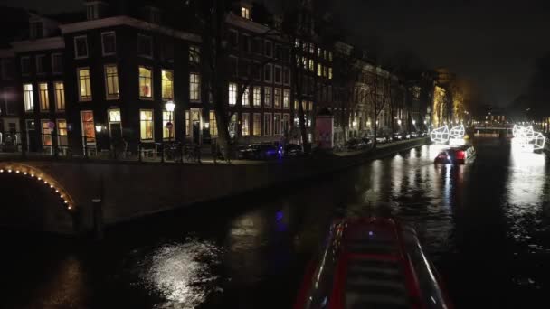 Canaux célèbres et remblais d'Amsterdam. Vue générale du paysage urbain et de l'architecture traditionnelle néerlandaise. HD Time lapse 2 en 1 . — Video