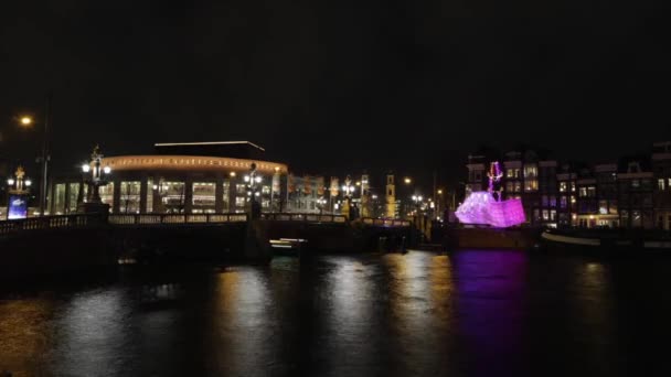 Знамениті канали та насипи міста Амстердама. Загальний вид на цитарний пейзаж і традиційну голландську архітектуру. HD Time Lapse 2 in 1. — стокове відео