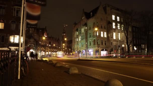 Vue générale de la ville d'Amsterdam avec des touristes en mouvement et divers transports. HD Time lapse 2 en 1 . — Video