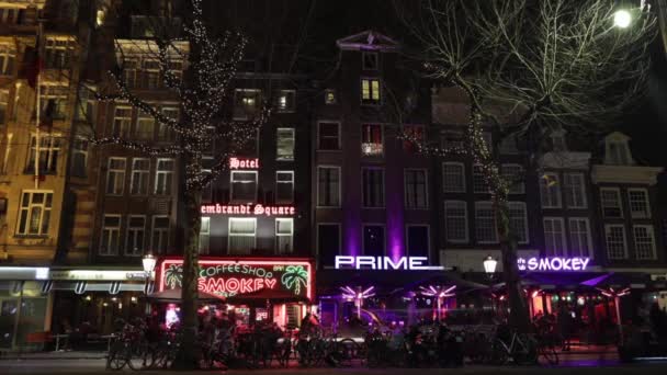 Gesamtansicht der Stadt Amsterdam mit sich bewegenden Touristen und verschiedenen Verkehrsmitteln. Hd Zeitraffer 4 in 1. — Stockvideo
