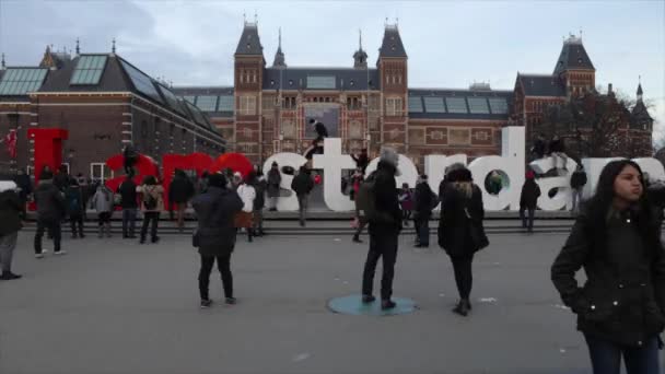 Άμστερνταμ το βράδυ του καλοκαιριού. Διάσημο εθνικό μουσείο Rijks γενική άποψη μπροστά με τη μετακίνηση του τουρίστα και διαφορετικά είδη μεταφορών. Hd Time Lapse 3 σε 1. — Αρχείο Βίντεο