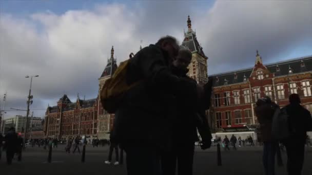 Gesamtansicht der Stadt Amsterdam mit sich bewegenden Touristen und verschiedenen Verkehrsmitteln. Hd Zeitraffer 3 in 1. — Stockvideo