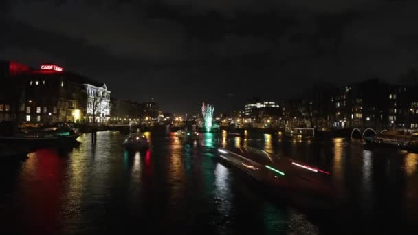 Canales famosos y terraplenes de la ciudad de Amsterdam. Vista general del paisaje urbano y la arquitectura tradicional holandesa. HD Time Lapse 3 en 1 . — Vídeos de Stock