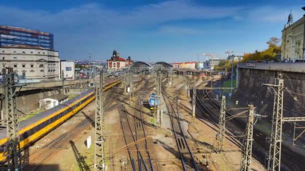 Традиційна чеська архітектура Празьких будівель восени. 4k Time Lapse 2 in 1. — стокове відео