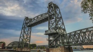 Şehir, modern Rotterdam binalarının genel manzarasına bakıyor. 1 'de 4k Zaman Sürati 2.