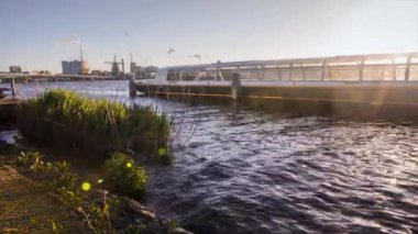 Amsterdam 'ın ünlü eğlence ve kanalları. Şehir manzarası ve geleneksel Hollanda mimarisinin genel görünümü. 1 'de 4k Zaman Sürati 2.