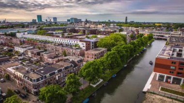 Tepeden Utrecht şehri. Yaz akşamları eski kuleden genel manzara. 1 'de 4k Zaman Sürati 2.