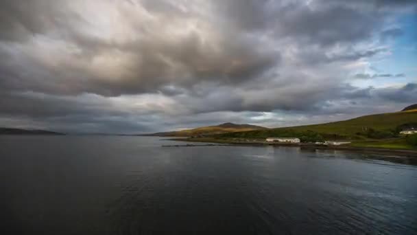 Bela paisagem cênica de incrível Escócia sol definir céu de barco em movimento. 4K lapso de tempo . — Vídeo de Stock