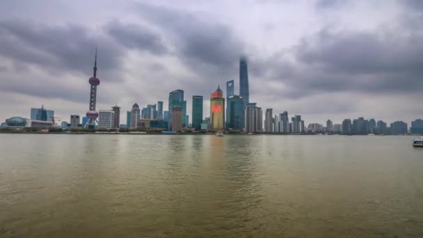 Corazón de Shanghai - vista popular de edificios de gran altura desde el terraplén de Vaytan. Tiempo de caducidad 4K . — Vídeo de stock