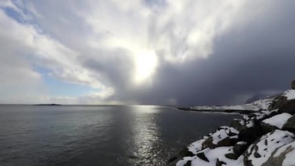 Lofaten eilanden. Prachtig Noors landschap met bewegende wolken. 4K tijdsverloop. — Stockvideo