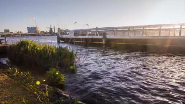 阿姆斯特丹的著名景点和运河。对城市景观和荷兰传统建筑的总体看法。4k时差2比1. — 图库视频影像