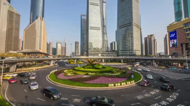 SHANGHAI, CHINA - 03 DE ABRIL DE 2019: Modernas calles centrales de Shanghái y edificios de gran altura durante el día. Tiempo de caducidad 4K . — Vídeo de stock