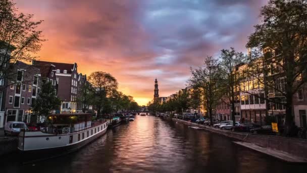 Słynne atrakcje i kanały miasta Amsterdam. Ogólny widok na krajobraz miejski i tradycyjną holenderską architekturę. 4k czas upływu 2 w 1. — Wideo stockowe