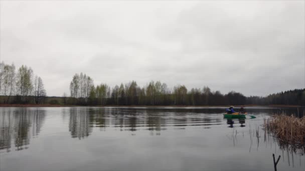 湖の上にボートに乗って漁師。4kタイムラプス2 in 1. — ストック動画