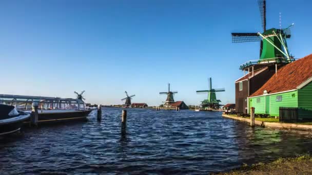 Allgemeine Ansicht traditioneller holländischer Windmühlen, Niederlande. 4k Zeitraffer 4 in 1. — Stockvideo