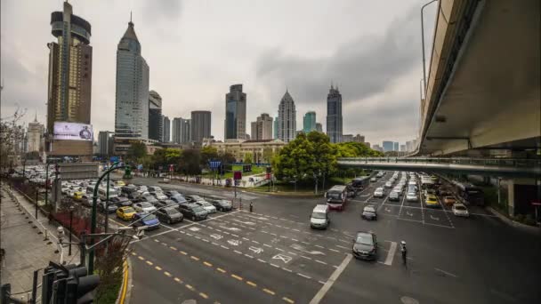 SHANGHAI, CHINA - 03 DE ABRIL DE 2019: Modernas calles centrales de Shanghái y edificios de gran altura durante el día. Tiempo de caducidad 4K . — Vídeo de stock