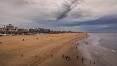 Lahey 'deki Scheveningen iskelesi alacakaranlık vakti kıyı şeridine bakıyor. 1 'de 4k Zaman Sürati 2.
