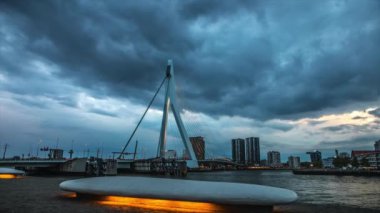Şehir, modern Rotterdam binalarının genel manzarasına bakıyor. 1 'de 4k Zaman Sürati 2.