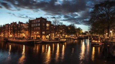 Amsterdam 'ın ünlü eğlence ve kanalları. Şehir manzarası ve geleneksel Hollanda mimarisinin genel görünümü. 1 'de 4k Zaman Sürati 2.