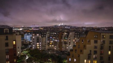 Montmartre 'dan sonbahar yağmurlu Paris' e manzara. 4k Zamanaşımı Çekimi 1 'de 2.