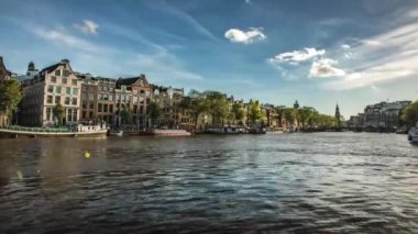 Amsterdam 'ın ünlü eğlence ve kanalları. Şehir manzarası ve geleneksel Hollanda mimarisinin genel görünümü. 1 'de 4k Zaman Sürati 2.