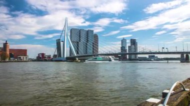 Şehir, modern Rotterdam binalarının genel manzarasına bakıyor. 4K Zaman Süreleri.