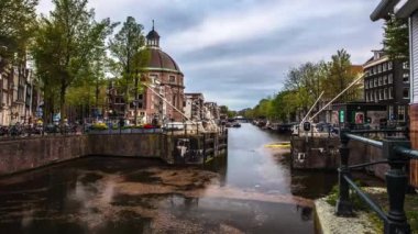 Amsterdam 'ın ünlü eğlence ve kanalları. Şehir manzarası ve geleneksel Hollanda mimarisinin genel görünümü. 1 'de 4k Zaman Sürati 2.