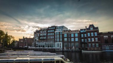 Amsterdam 'ın ünlü eğlence ve kanalları. Şehir manzarası ve geleneksel Hollanda mimarisinin genel görünümü. 1 'de 4k Zaman Sürati 2.