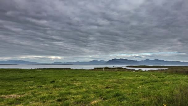Schilderachtig landschap van de traditionele natuur van IJsland. 4K Time Lapse Beelden. — Stockvideo