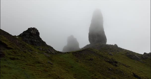 Starý muž ze Storru na ostrově Skye ve Skotsku. Horská krajina s mlhavými mraky. Záběry 4k. — Stock video
