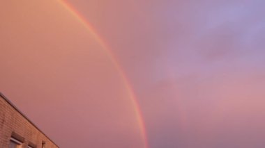 Çift gökkuşağı house yukarıda akşam gökyüzünde. HD ayak.