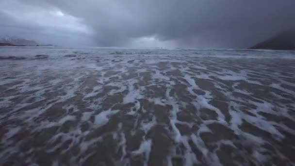 Lofaten Islands. Schöne norwegische Landschaft mit beweglichen Wolken. — Stockvideo