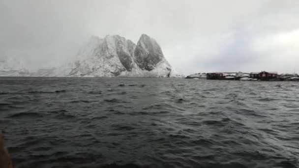 Lofaten Adaları. Hareketli bulutları olan güzel Norveç manzarası. — Stok video