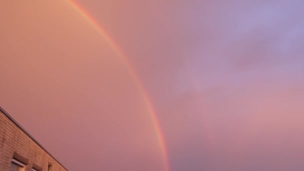 Doppelter Regenbogen am Abendhimmel über dem Haus. HD-Material. — Stockvideo